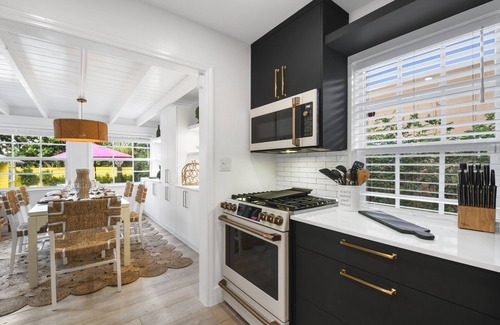 Parrot Cove Casa | Pineapple House - Historical Charm Close to Beach, Golf, and Downtown