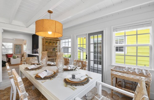 Parrot Cove Casa | Pineapple House - Historical Charm Close to Beach, Golf, and Downtown