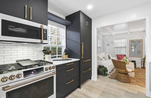 Parrot Cove Casa | Pineapple House - Historical Charm Close to Beach, Golf, and Downtown