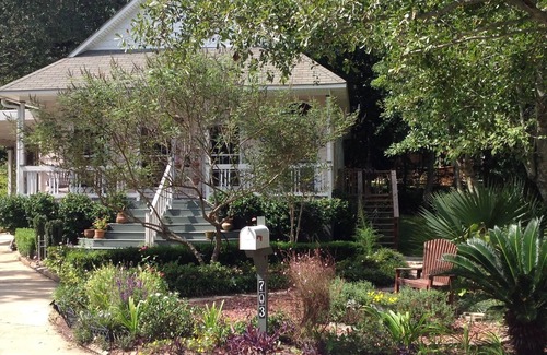 Biloxi Apartamento | Pineapple Palms Downtown Loft B & B y jardines