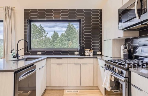Evergreen Meadows Casa | Pinebox at Evergreen Modern 20Acres -Serene-Creek!