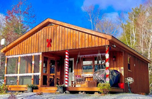 Smiths Corner Cabaña | Pinecone Cottage Hot Tub & Projector at Falls Lake