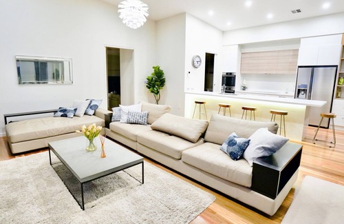 Jindabyne Casa | Pinecone Lodge - Luxury 4BR Home l EV Charger l Fire Pit l WiFi l BBQ l 4 Car Garage