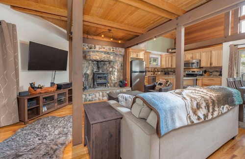 Dorrington Cabina | Pinecone Peak--Updated Cabin with Huge Recreation Room and Flat Level Driveway!