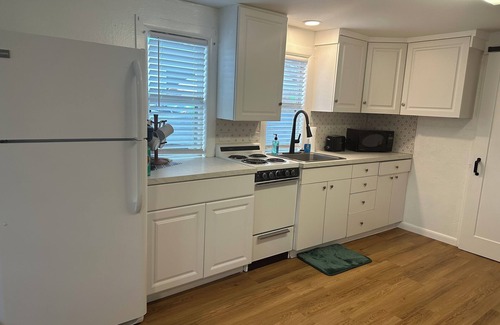 Southgate Condominio | Pinecraft 1Br/1B - Watch the Park, Walk to Restaurants, 15 Min drive to beaches
