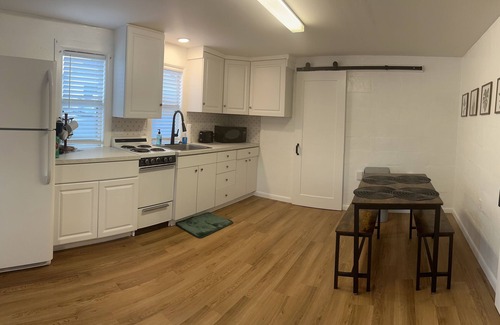 Southgate Condominio | Pinecraft 1Br/1B - Watch the Park, Walk to Restaurants, 15 Min drive to beaches