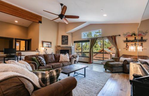Truckee Casa | Pinecrest at Winter Creek- Cozy Cabin w Hot Tub, Walk To Downtown Truckee