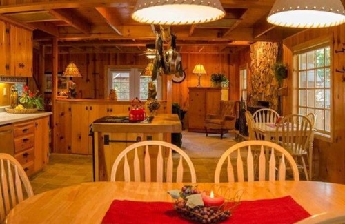 Mi-Wuk Village Cabina | Pinecrestarearentals#19 9/5-12/10 no holidays book 2 nights get 3rd night free.