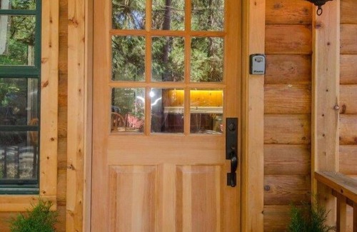 Mi-Wuk Village Cabina | Pinecrestarearentals#19 9/5-12/10 no holidays book 2 nights get 3rd night free.