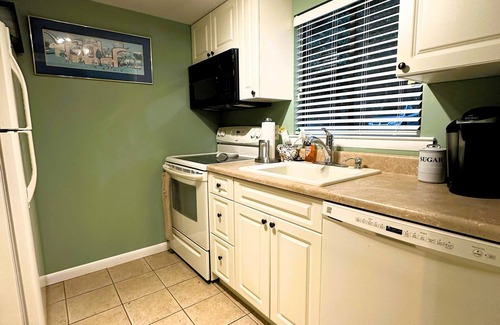 Pinehurst Condominio | Pinehurst Lakeview 2BR Condo - Waterfront and Pool!