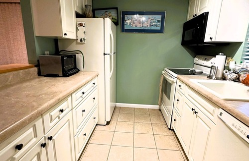 Pinehurst Condominio | Pinehurst Lakeview 2BR Condo - Waterfront and Pool!