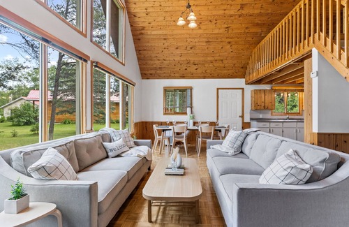 Manitoba Cabina | Pineridge Point Cabin - Unwind in the hot tub or get Cozy Next to the Woodstove