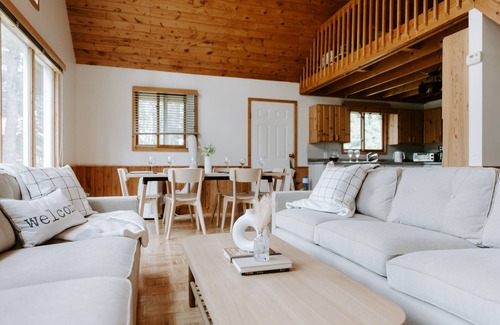Manitoba Cabina | Pineridge Point Cabin - Unwind in the hot tub or get Cozy Next to the Woodstove