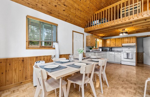 Manitoba Cabina | Pineridge Point Cabin - Unwind in the hot tub or get Cozy Next to the Woodstove
