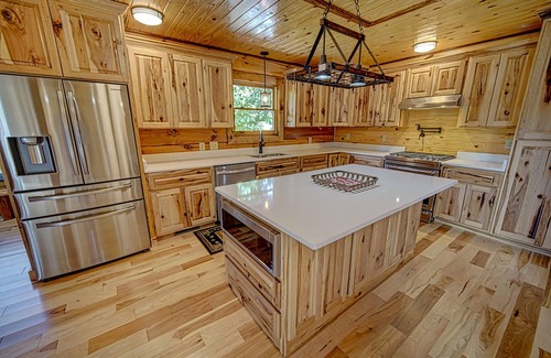 Hayesville Cabina | Pines Lodge - with a private pond & lake Views