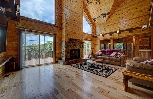 Hayesville Cabina | Pines Lodge - with a private pond & lake Views
