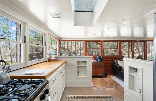 Mountain Club Cabina | Pines near Courthouse / 3 King Bedrooms / fully fenced yard