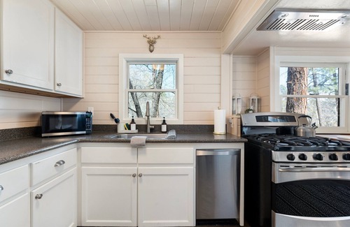 Mountain Club Cabina | Pines near Courthouse / 3 King Bedrooms / fully fenced yard