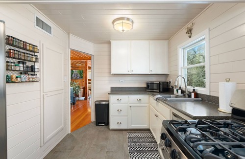 Mountain Club Cabina | Pines near Courthouse / 3 King Bedrooms / fully fenced yard