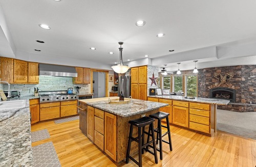 McCall Casa | Pines on the Pond - Private Dock - 6 Bedrooms - WiFi - Large Driveway - Rio Vista Pond