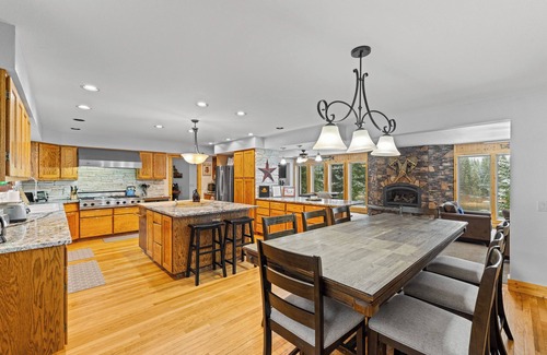 McCall Casa | Pines on the Pond - Private Dock - 6 Bedrooms - WiFi - Large Driveway - Rio Vista Pond