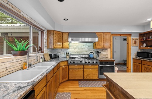 McCall Casa | Pines on the Pond - Private Dock - 6 Bedrooms - WiFi - Large Driveway - Rio Vista Pond