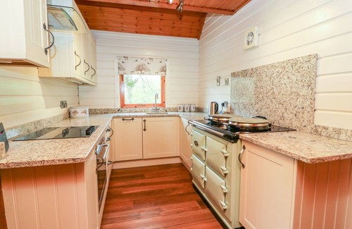 Bleddfa Cabaña | PINES PITCH, admite mascotas, con bañera de hidromasaje en Knighton, Ref 996560