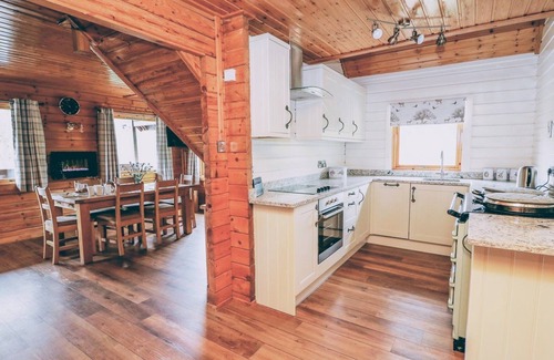 Bleddfa Cabaña | Pines Pitch - Wooden Cabin Sleeping 6 guests, Pet Friendly