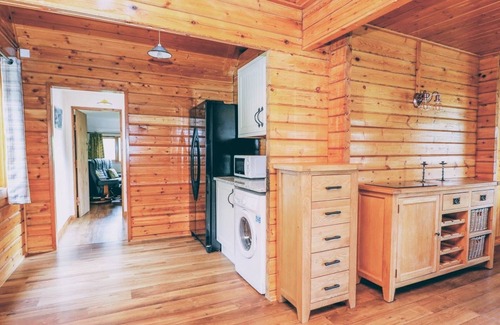 Bleddfa Cabaña | Pines Pitch - Wooden Cabin Sleeping 6 guests, Pet Friendly