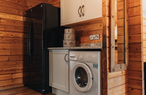 Bleddfa Cabaña | Pines Pitch - Wooden Cabin Sleeping 6 guests, Pet Friendly