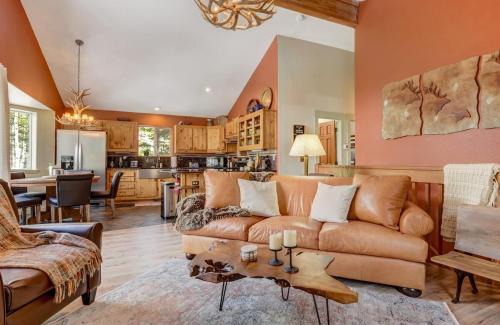 Florissant Casa | Pinetop Cabin Hot Tub BBQ Arcade Scenic Escape