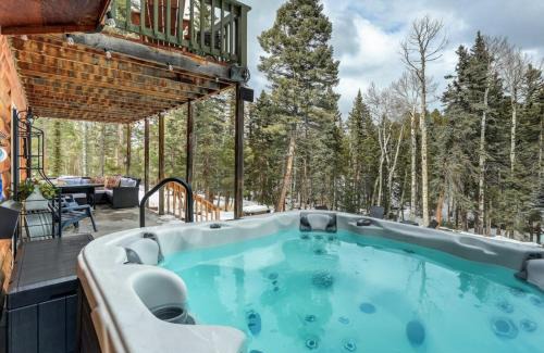 Florissant Casa | Pinetop Cabin Hot Tub BBQ Arcade Scenic Escape