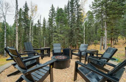 Florissant Casa | Pinetop Cabin Hot Tub BBQ Arcade Scenic Escape