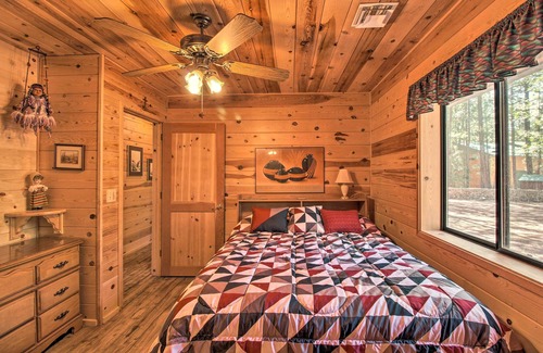 Pinetop Cabaña | Pinetop Cabin + Deck & Treehouse: Hike & Golf