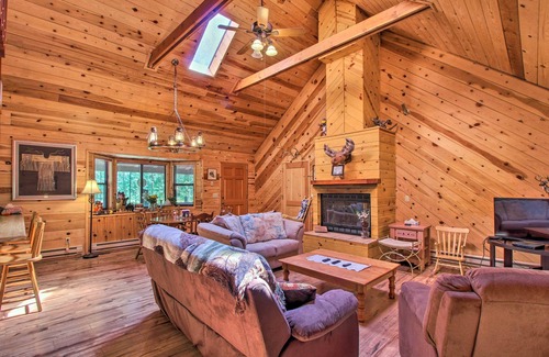 Pinetop Cabaña | Pinetop Cabin + Deck & Treehouse: Hike & Golf