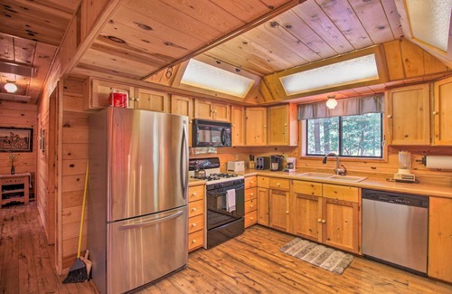 Pinetop Cabaña | Pinetop Cabin + Deck & Treehouse: Hike & Golf