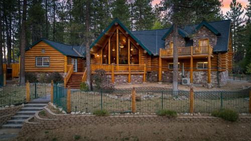 Big Bear Lake Casa | Pinetree Place by AvantStay Group Cabin w Hot Tub Minutes to the Lake