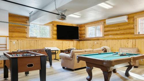 Big Bear Lake Casa | Pinetree Place by AvantStay Group Cabin w Hot Tub Minutes to the Lake