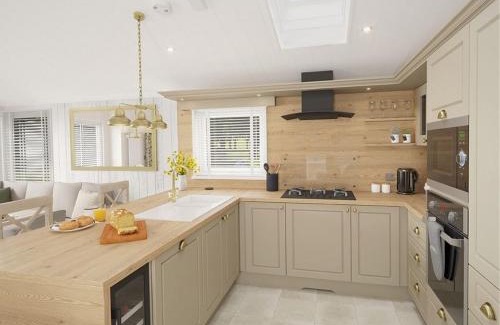 Wells-next-the-Sea Cabina | Pinewoods Saltmarsh Lodge sleeps 6 – no.1
