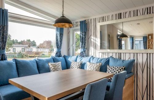 Wells-next-the-Sea Cabina | Pinewoods Saltmarsh Lodge sleeps 7 – no.1