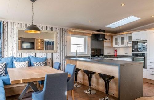 Wells-next-the-Sea Cabina | Pinewoods Saltmarsh Lodge sleeps 7 – no.1