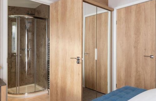 Wells-next-the-Sea Cabina | Pinewoods Saltmarsh Lodge sleeps 7 – no.1