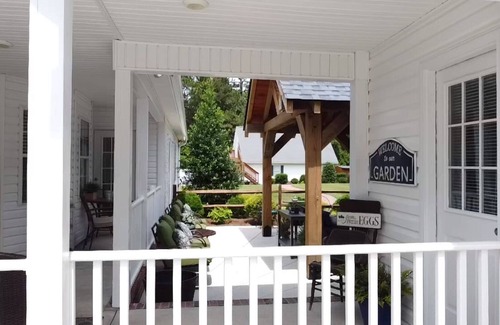 Jacksonville Casa | Piney Green Jacksonville NC Camp Lejeune Gated Outdoor fireplace Gameroom