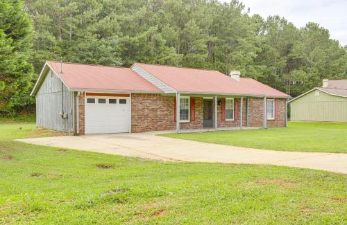 Lithonia Casa | Ping-Pong and Pool Table Peaceful Stonecrest Escape
