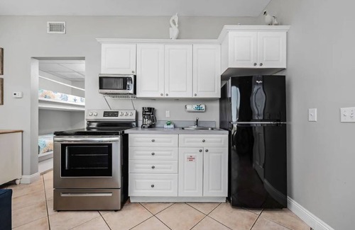 Crystal Shores Apartamento | Pink Beach View Home Upper Base - 3 Min Walk to Beach