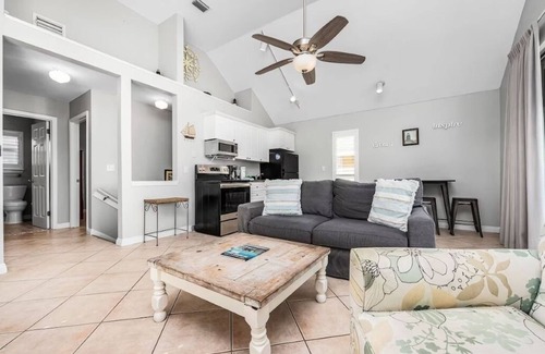 Crystal Shores Apartamento | Pink Beach View Home Upper Base - 3 Min Walk to Beach