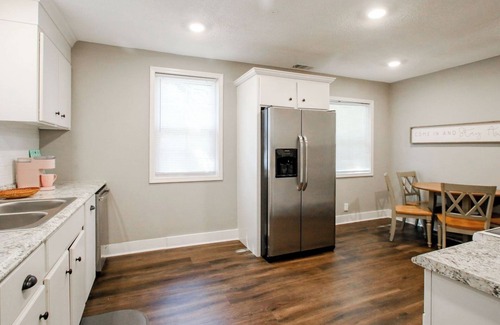 Richmond Hill Casa | Pink Door Cottage is a storybook cottage close to everything!