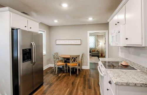 Richmond Hill Casa | Pink Door Cottage is a storybook cottage close to everything!