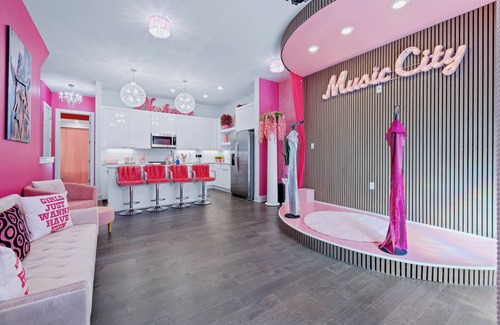 Nashville Apartamento | Pink Honky-Tonk – Nashville’s ultimate Barbiecore getaway!