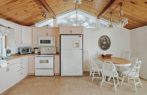 Bewdley Cabina | Pink On The Lake | Fishing Cabin on Rice Lake